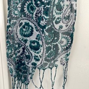 Free w/purchase⭐️ paisley fashion scarf